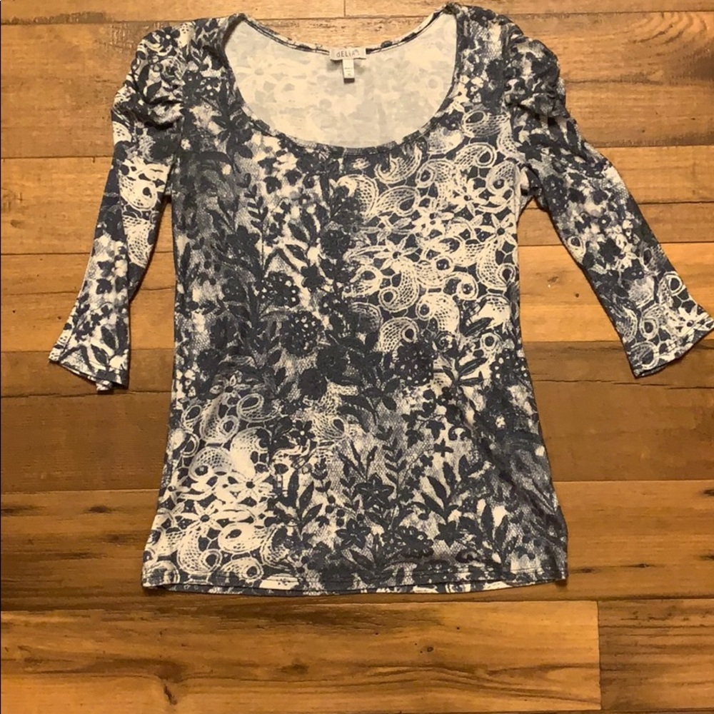Quarter sleeve shirt